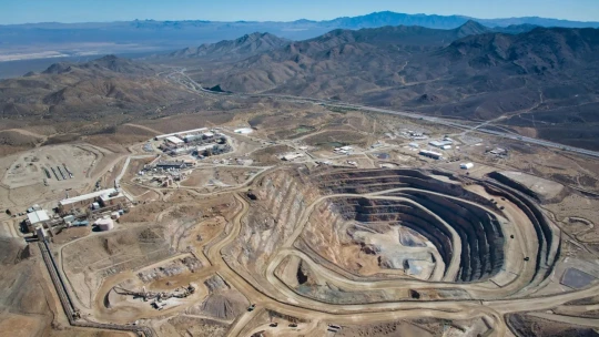 USA, EÚ a Japonsko spájajú sily proti čínskej dominancii v kritických nerastoch