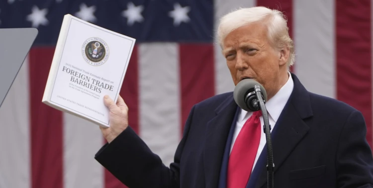 Donald Trump oznamuje balík nových ciel na tovar dovážaný do USA. Foto: SITA, AP