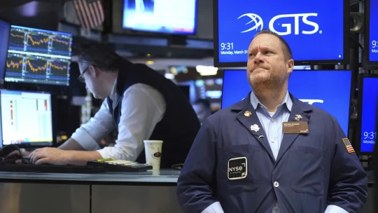Pád akcií pokračoval aj na Wall Street, krivka sa zmiernila a jeden index dokonca stúpol