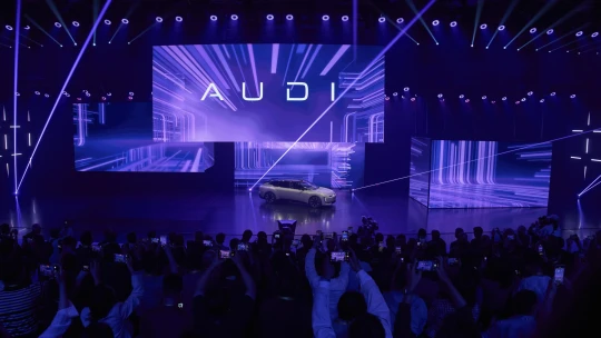 Audi sa vracia k rentabilite v ťažkom roku. Konkurenti BMW a Mercedes zaostávajú v zisku