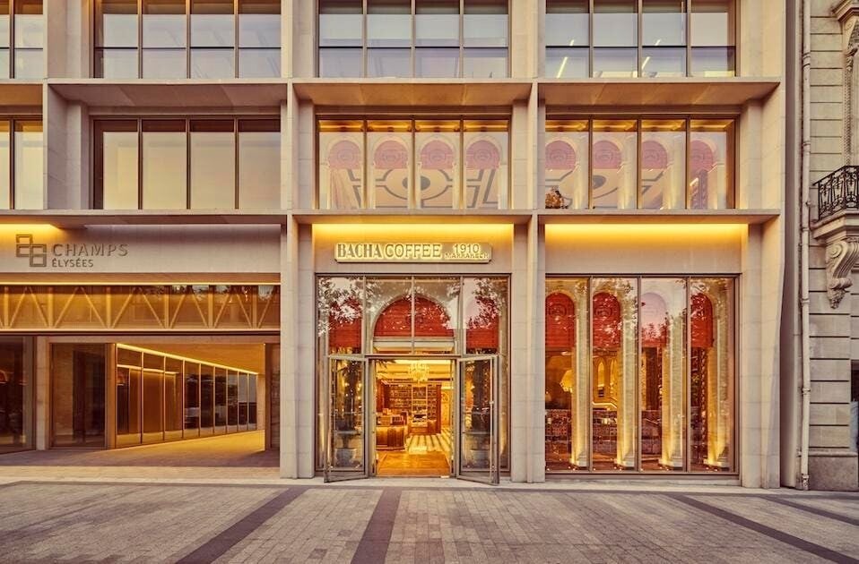 Singapurský miliardár otvoril kaviareň na Champs Élysées. Sľubuje bezkonkurenčný kávový zážitok