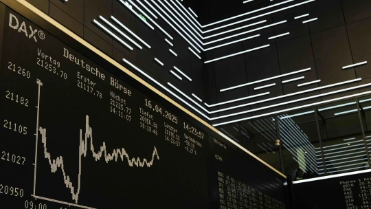 Európske akcie sa vyšplhali najvyššie za takmer tri týždne