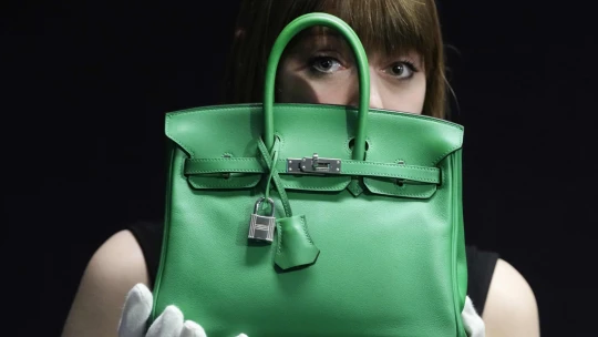 Tvrdá rana pre kráľa luxusu. Hermès prekonal hodnotou konkurenta, ktorý ho chcel kúpiť
