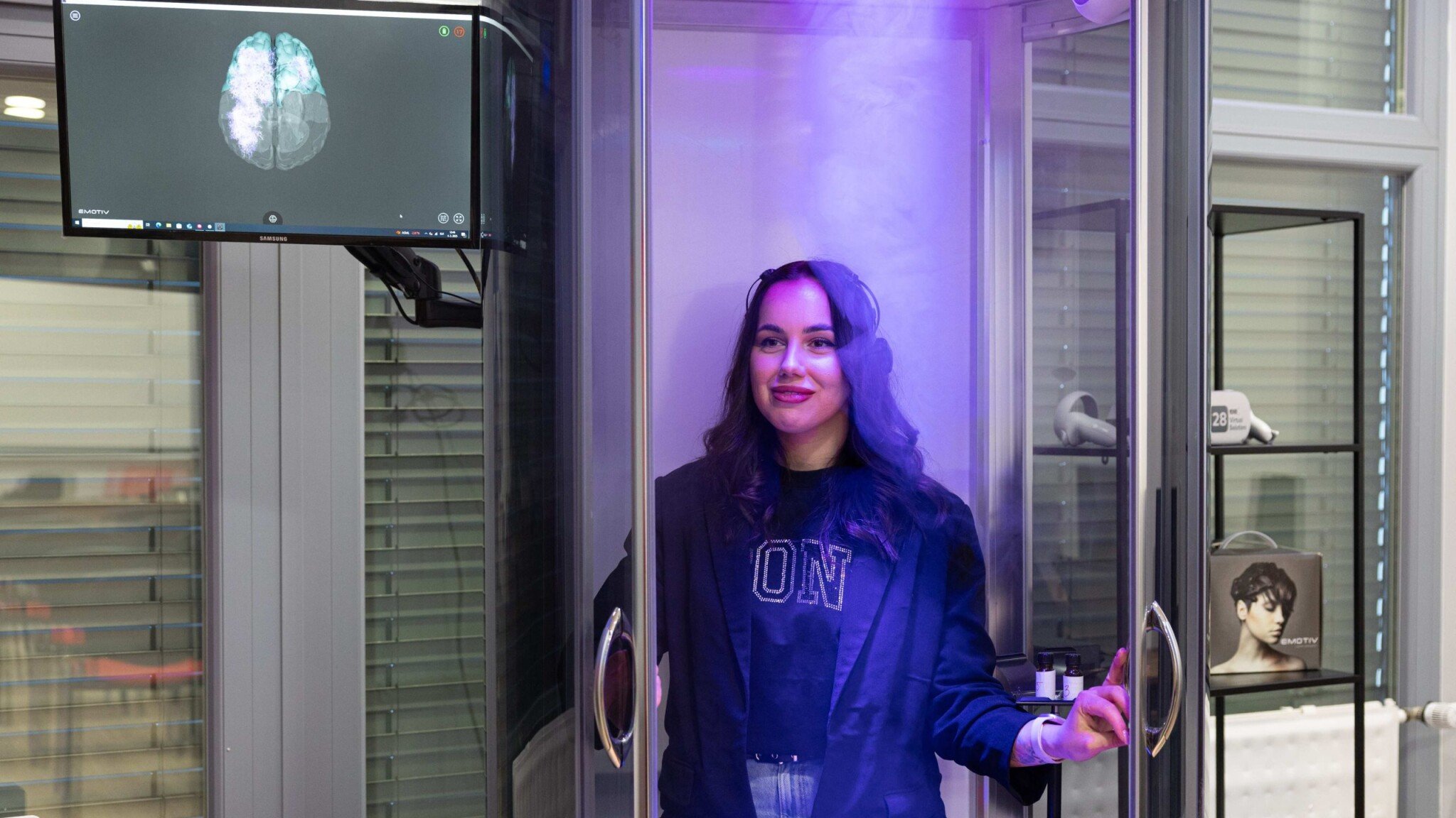 Na snímke žena v Laboratóriu spotrebiteľských štúdií FEM SPU.