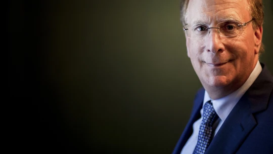 Nové zlaté pravidlo investovania. Pri pádoch akciových trhov zabudnite na 60 : 40, radí šéf BlackRocku