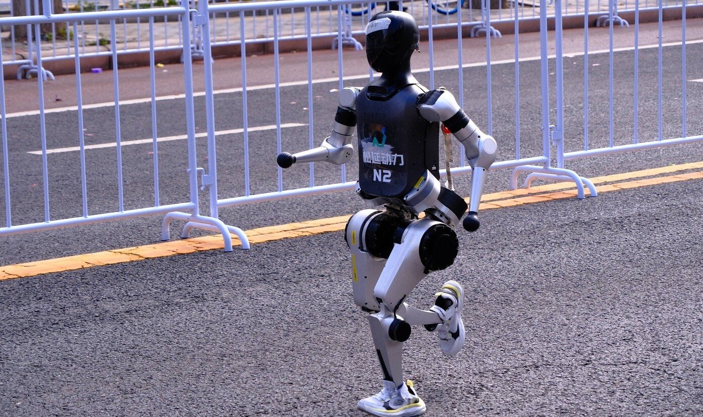 Čínske roboty už aj behajú. Majú za sebou prvý oficiálny polmaratón, víťaz ho zabehol za 2:40:42