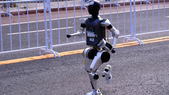 Čínske roboty už aj behajú. Majú za sebou prvý oficiálny polmaratón, víťaz ho zabehol za 2:40:42