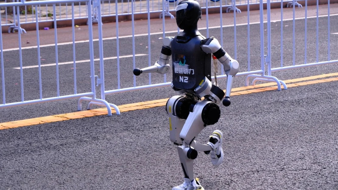 Čínske roboty už aj behajú. Majú za sebou prvý oficiálny polmaratón, víťaz ho zabehol za 2:40:42