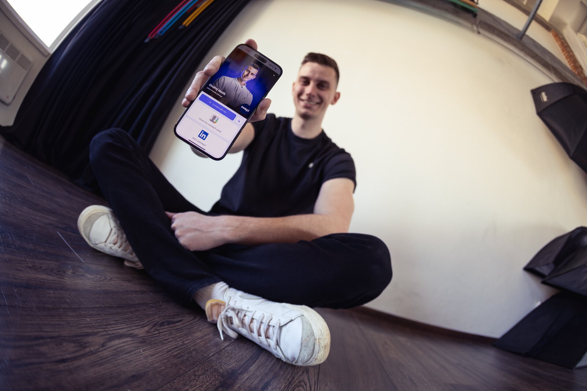 Vizitka, ktorú nestratíte. Český startup Swopi firmám uľahčuje networking