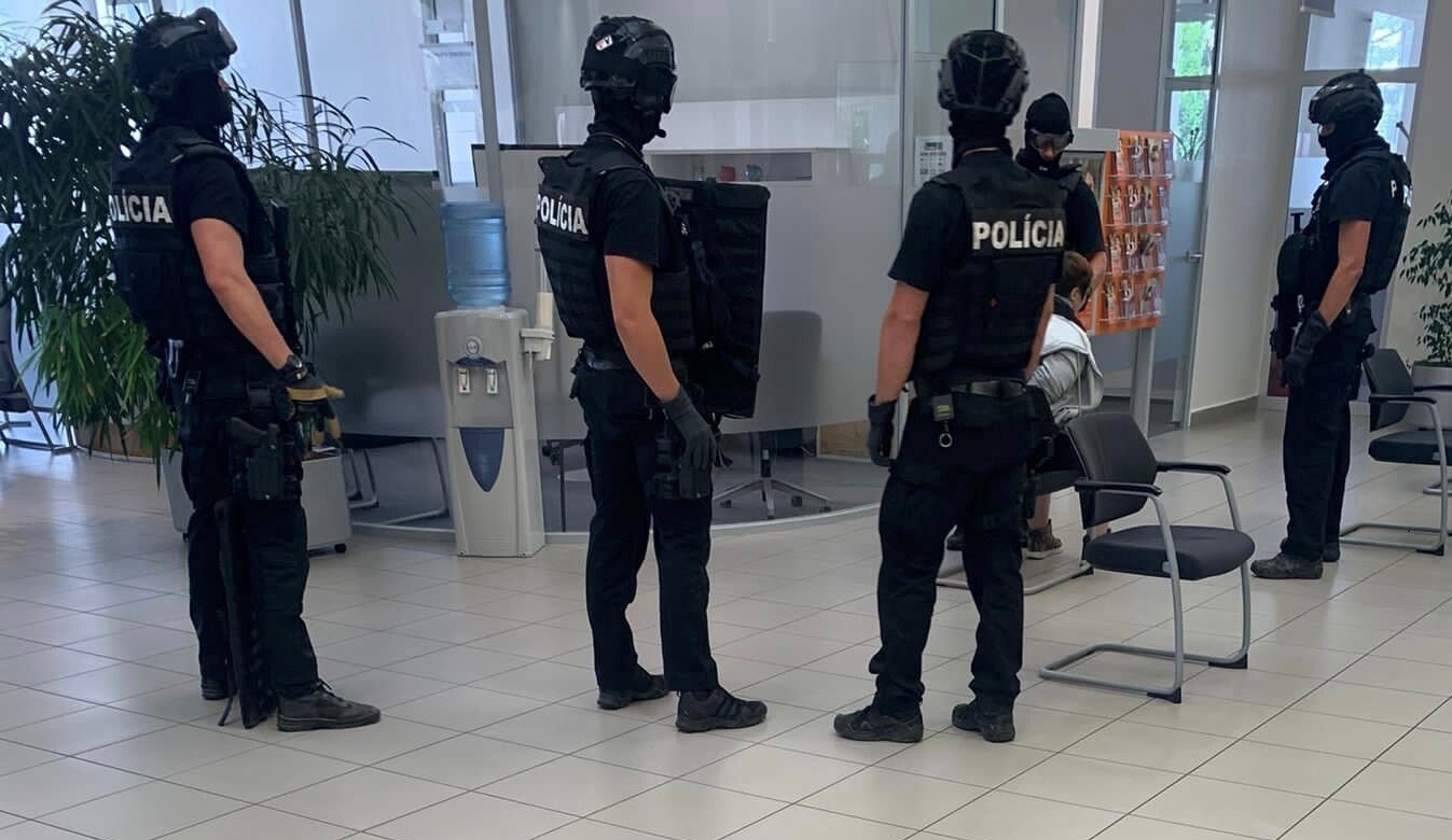 Podvodníci našli spôsob, ako okradnúť obete druhý raz. Podľa polície sú škody takmer milión eur