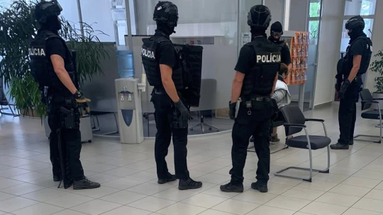 Podvodníci našli spôsob, ako okradnúť obete druhý raz. Podľa polície sú škody takmer milión eur
