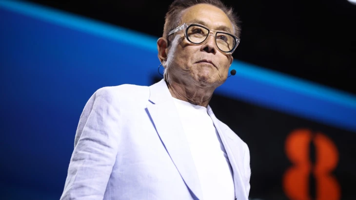 Radí, ako zbohatnúť, a sám má dlh viac ako miliardu. Je to v poriadku a robí ma to bohatším, odkazuje Kiyosaki