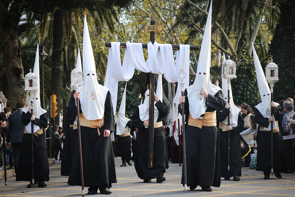 Biele kukly a kajúcnici nesúci trojtonový trón. Semana Santa je sviatok, ktorý cítiť v kostiach