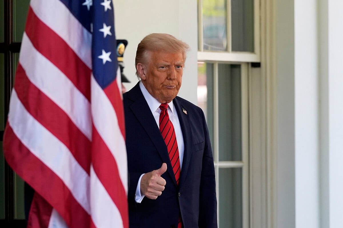 Neoblomný Trump. Plošné 10-percentné clo zostane aj po obchodných dohodách, povedal