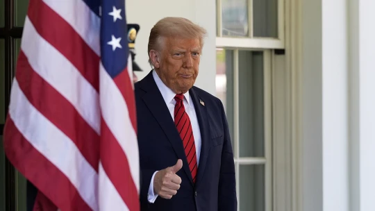 Neoblomný Trump. Plošné 10-percentné clo zostane aj po obchodných dohodách, povedal