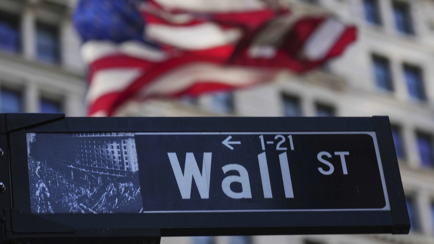 Na snímke označenie ulice Wall Street v New Yorku. 