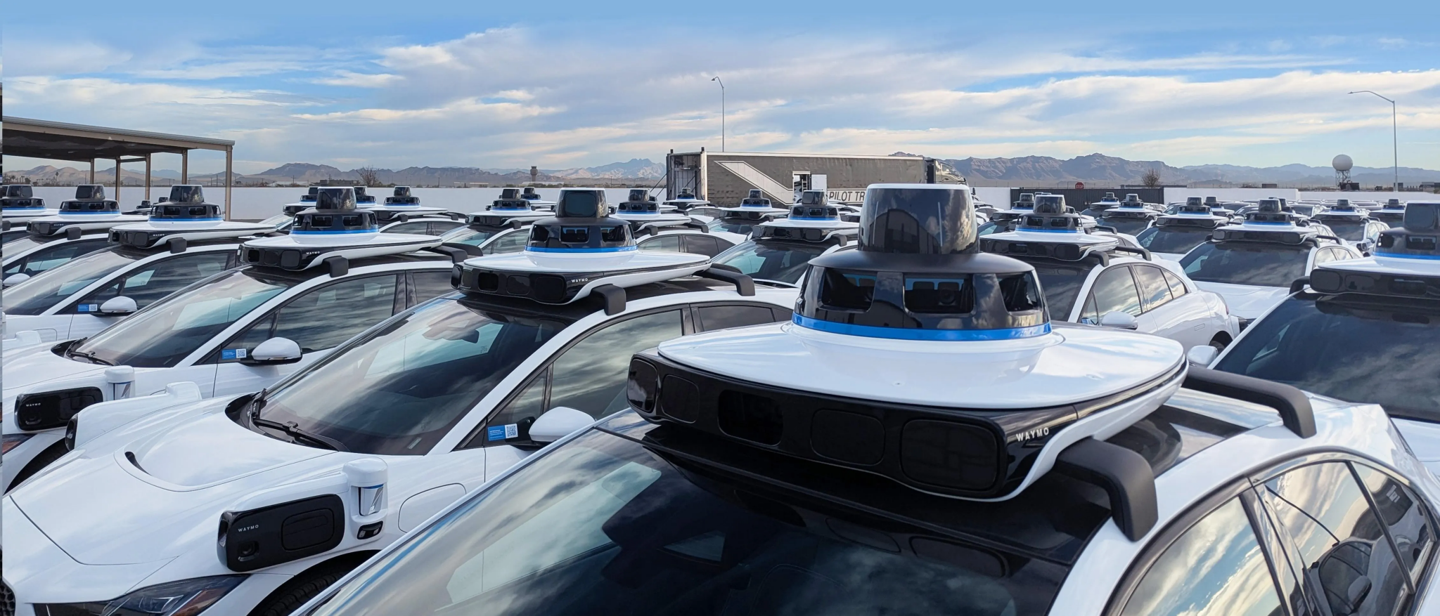 Z letiska vás vyzdvihne robotaxík. Ako to vyzerá vo fabrike, ktorá vyrába autá budúcnosti?