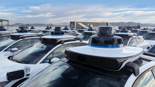 Z letiska vás vyzdvihne robotaxík. Ako to vyzerá vo fabrike, ktorá vyrába autá budúcnosti?