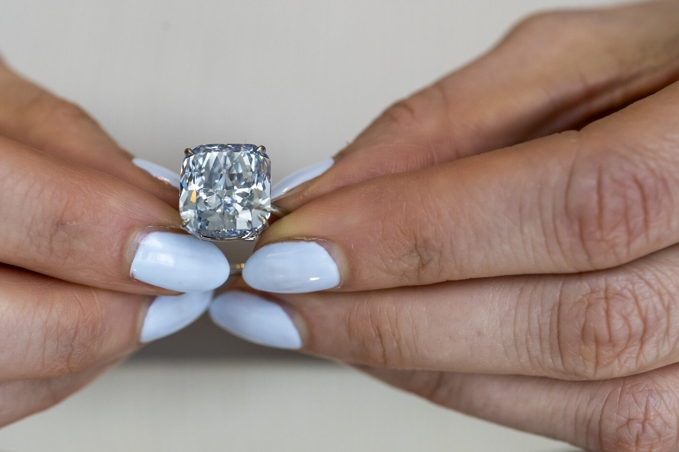 Predaný za dve a pol minúty. Diamant Mediterranean Blue vydražili za milióny eur