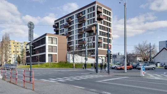 Kauza bytovky so stromami na balkóne: Ľudia zostali bez peňazí, z konkurzu ju vytiahol nový hráč