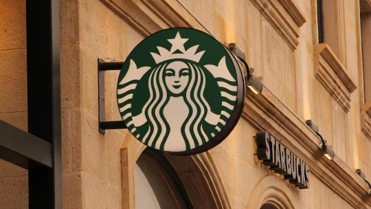 Prepad o 17,5 percenta. Ani predražená káva nepriniesla Starbucksu očakávané výsledky