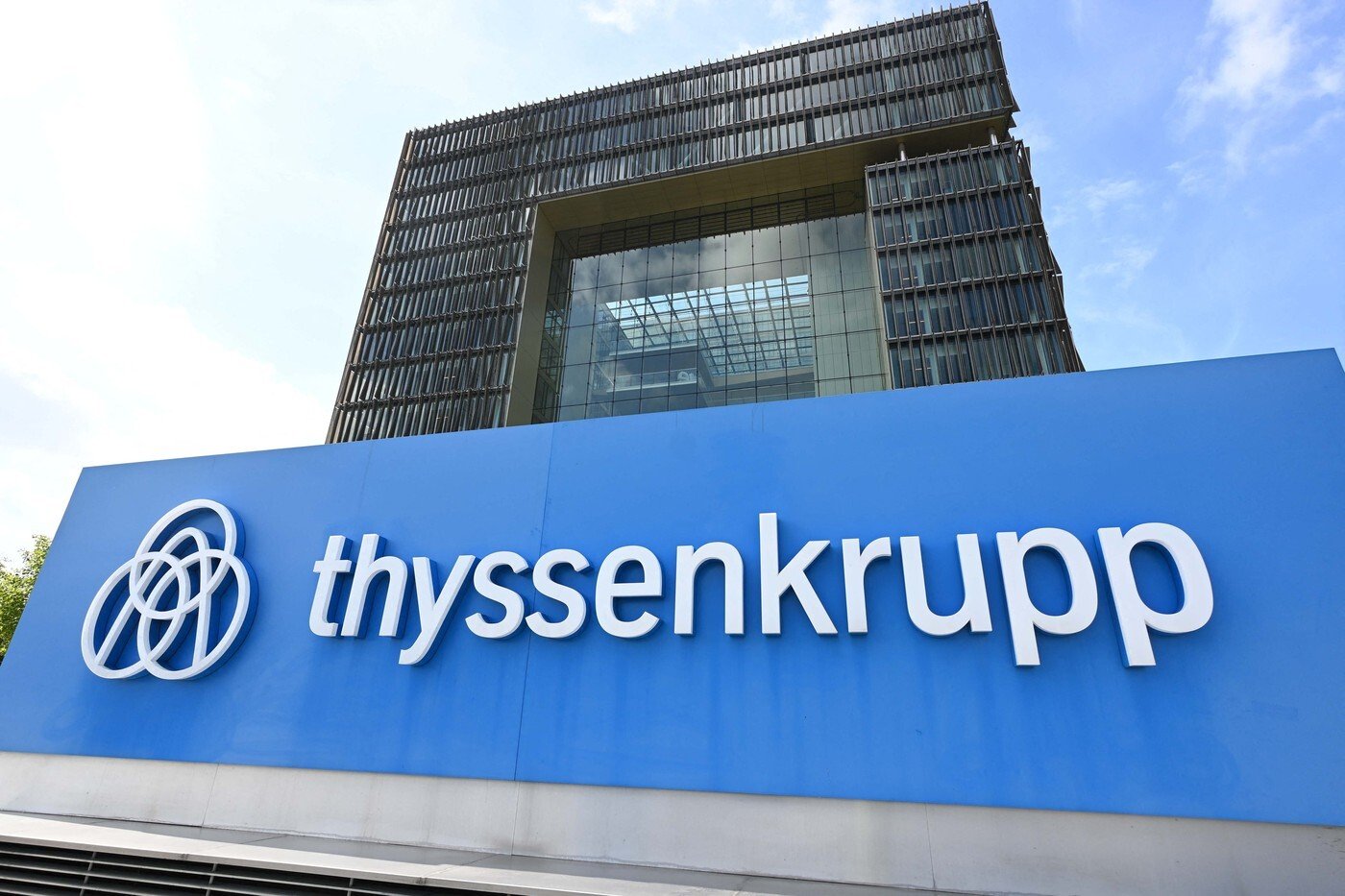 Nemecký konglomerát ThyssenKrupp pokračuje v záchrane. Predá podiely v ďalších divíziách