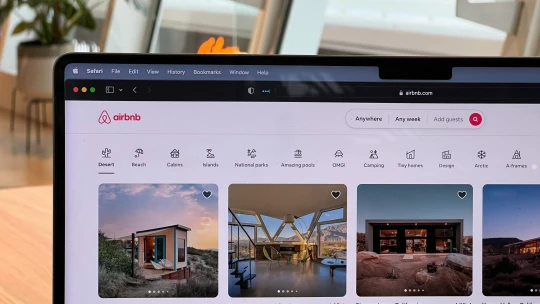 Ako si vytvoriť bočný príjem? Na Airbnb môžete zarábať aj bez vlastnej nehnuteľnosti