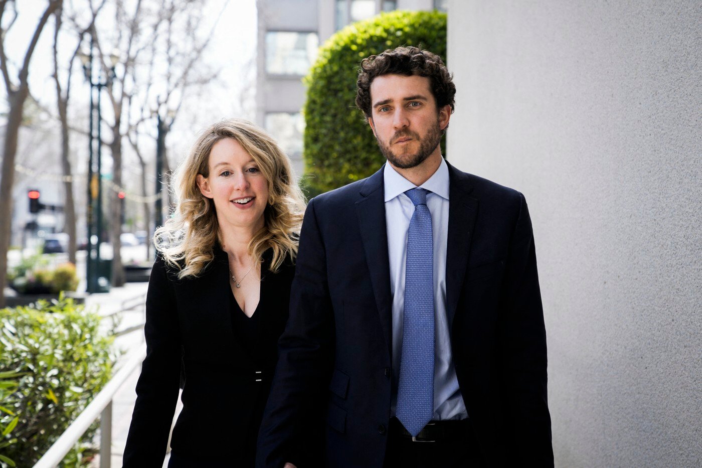 Legendárna podvodníčka to skúša znova. Partner Elizabeth Holmes zháňa investorov na testy z krvi