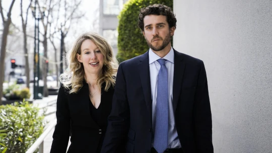 Legendárna podvodníčka to skúša znova. Partner Elizabeth Holmes zháňa investorov na testy z krvi