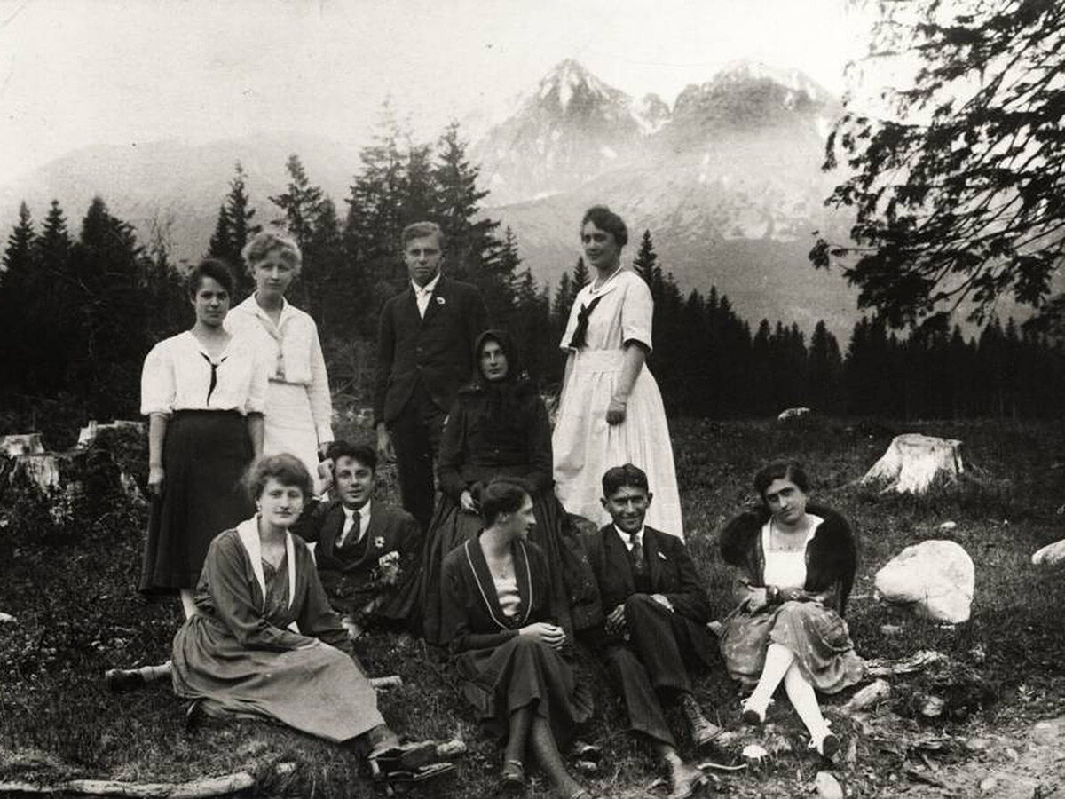 Franz Kafka (sediaci dole vpravo) v Tatranských Matliaroch. Foto: Wikimedia Commons