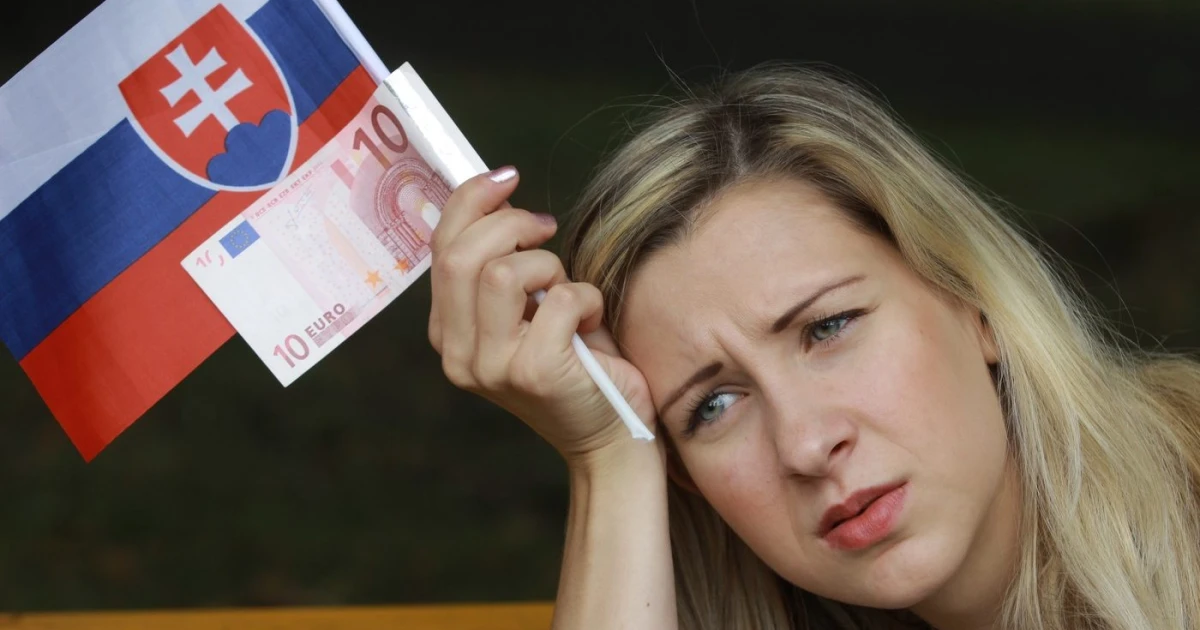 Na snímke smutná mladá žena s vlajkou Slovenska a peniazmi v ruke.