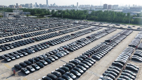 EÚ zaradila spiatočku. Komisia by mohla o pár dní predstaviť zmiernenie zákazu spaľovacích motorov