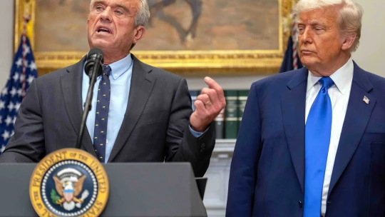 Minister zdravotníctva USA sa s vnúčatami kúpal v potoku plnom fekálií. Ako exot sa správa už dlho
