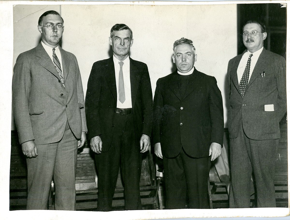 Starosta Bridgeportu Jasper McLevy ( druhý zľava) so slovenskými autormi myšlienky sociálneho bývania v meste - kňazom Štefanom Pánikom (druhý sprava) a právnikom Gejzom Mikom (vpravo), ktorého podpis sa nachádza aj na Pittsburskej dohode. Foto: Bridgeport History Centre