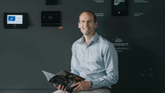 Od ústrední k smart zámkom: Firma troch kamarátov dobýja svet ako Tesla medzi interkomami
