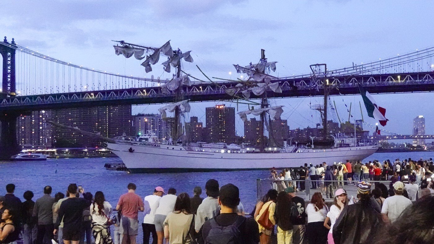 Do Brooklynského mosta v New Yorku narazila mexická loď s desiatkami pasažierov, hlásia obete