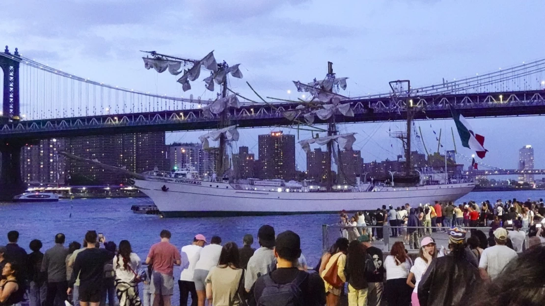 Do Brooklynského mosta v New Yorku narazila mexická loď s desiatkami pasažierov, hlásia obete