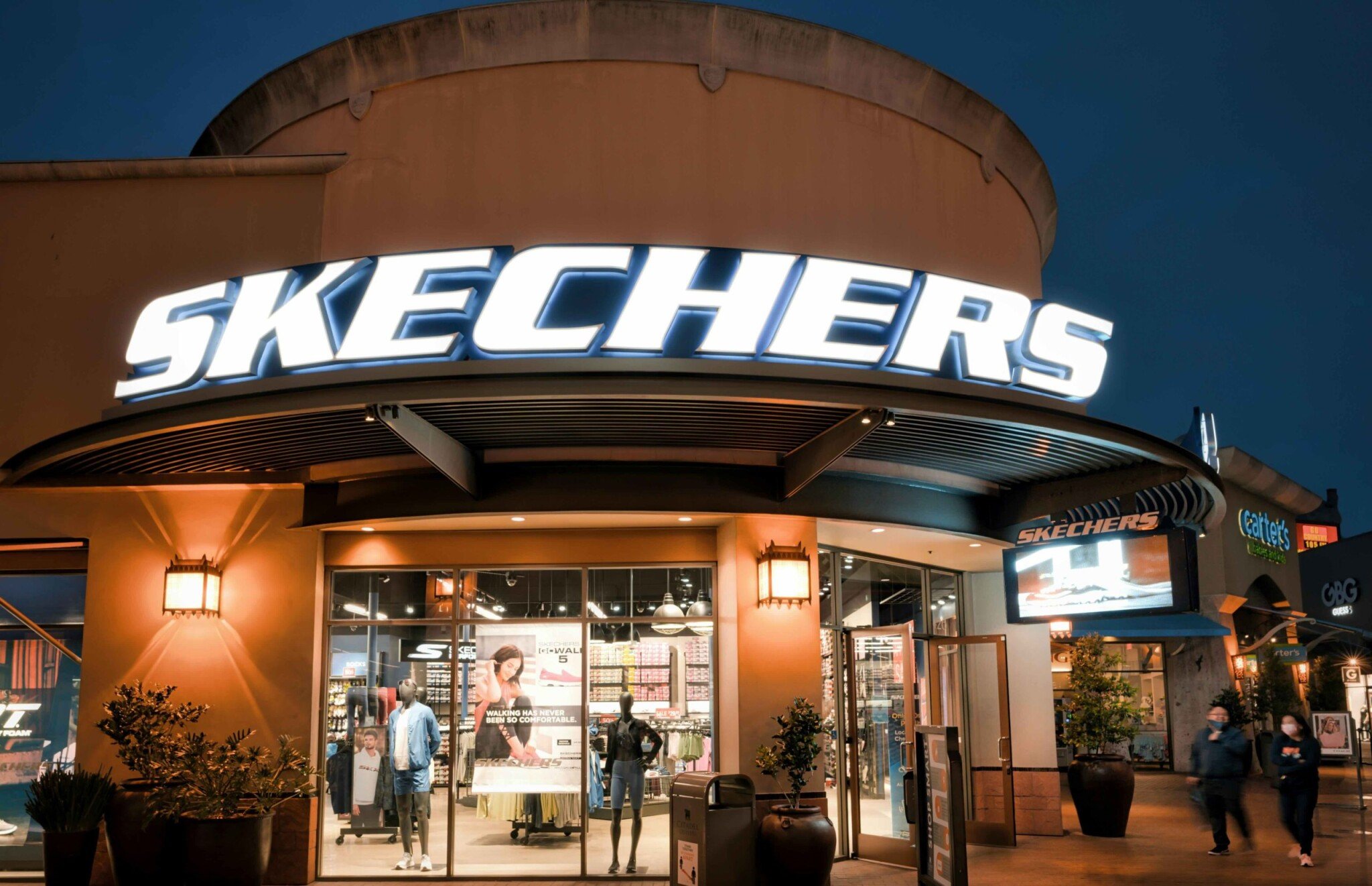Z kaderníckeho salóna cez predaj napodobenín až k miliardovému biznisu. Skechers mení majiteľa