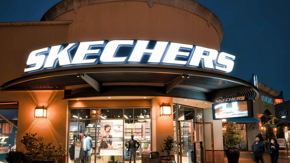 Z kaderníckeho salóna cez predaj napodobenín až k miliardovému biznisu. Skechers mení majiteľa