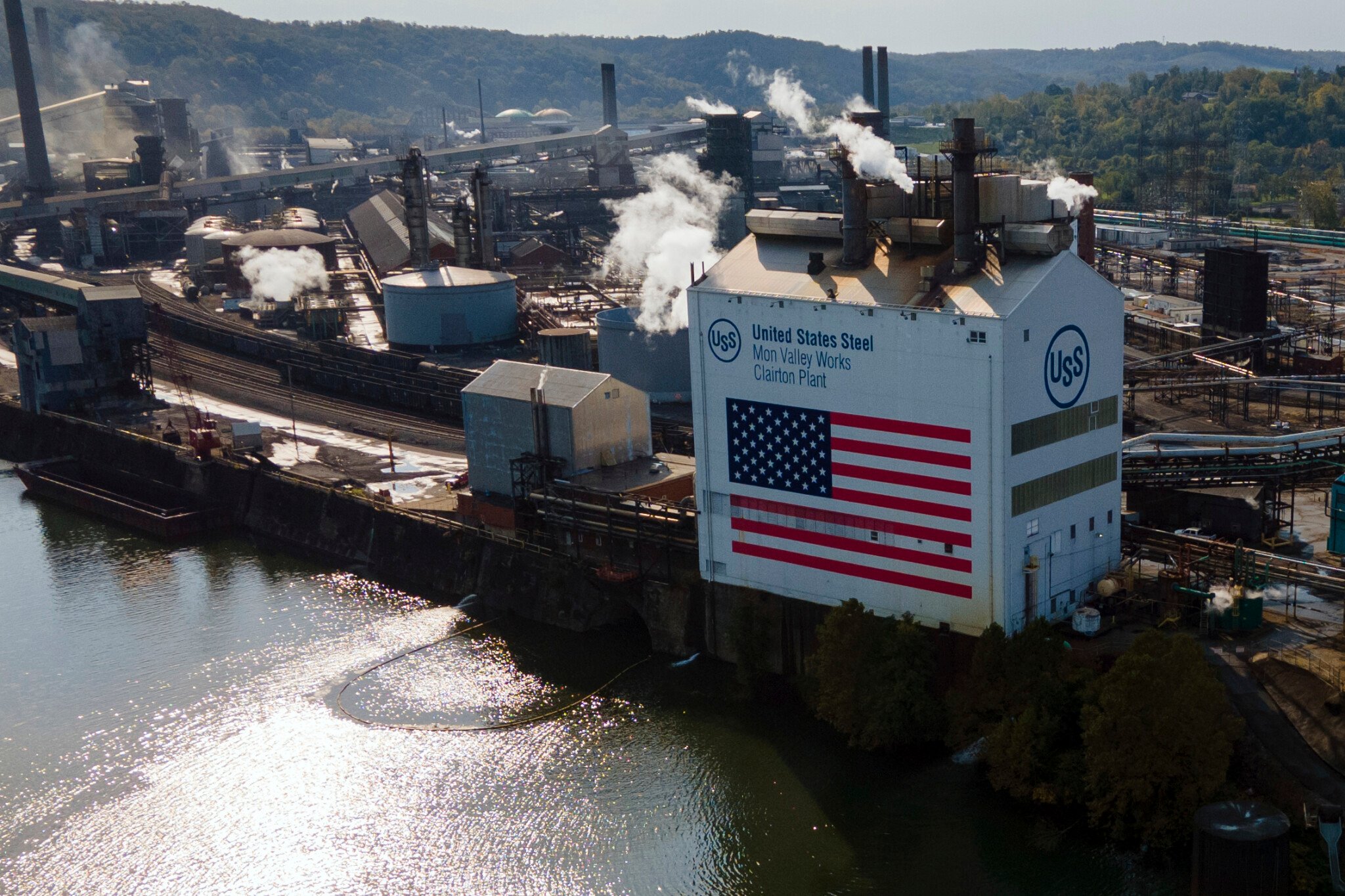 Oceliarsky megaobchod je opäť na spadnutie. Trump oznámil, že U. S. Steel a Nippon sa spoja