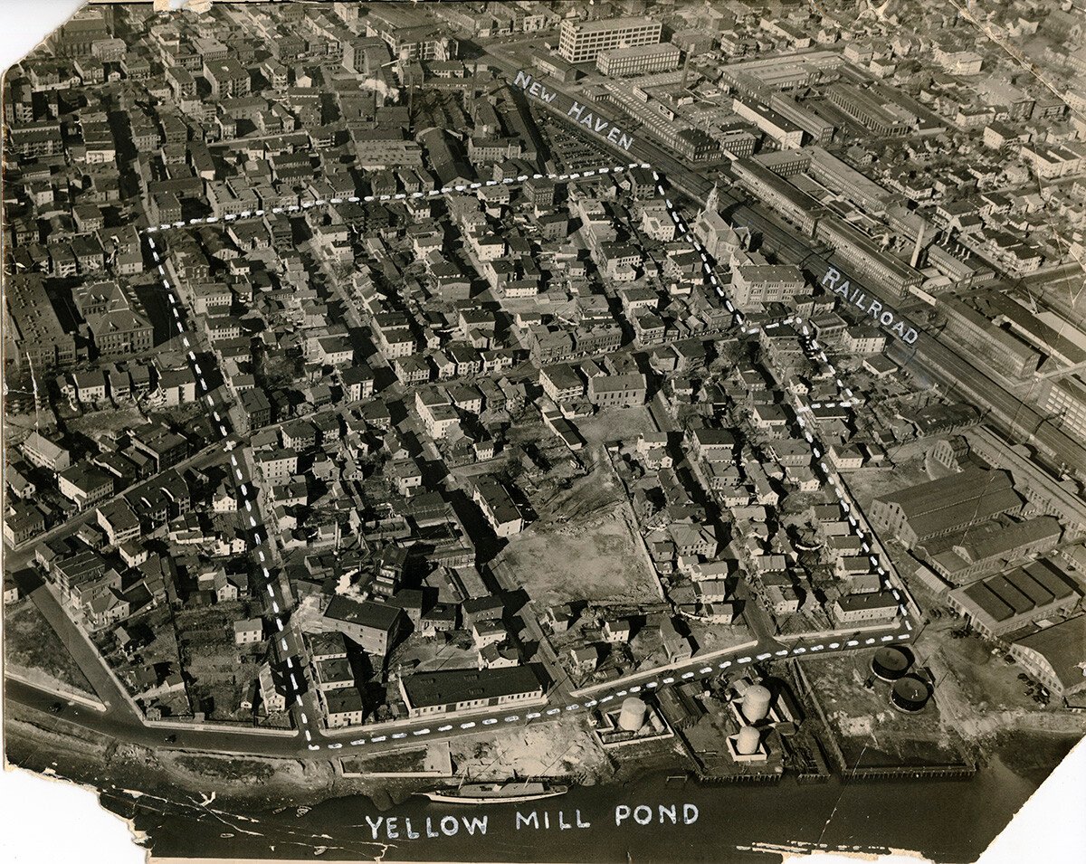 Slum Yellow Mill. Chudobná štvrť Bridgeportu pred jej premenou na Father Panik Village. Slovenský kostol sv. Cyrila a Metoda sa nachádza vpravo hore, medzi slumom a železnicou. Foto: Bridgeport History Centre