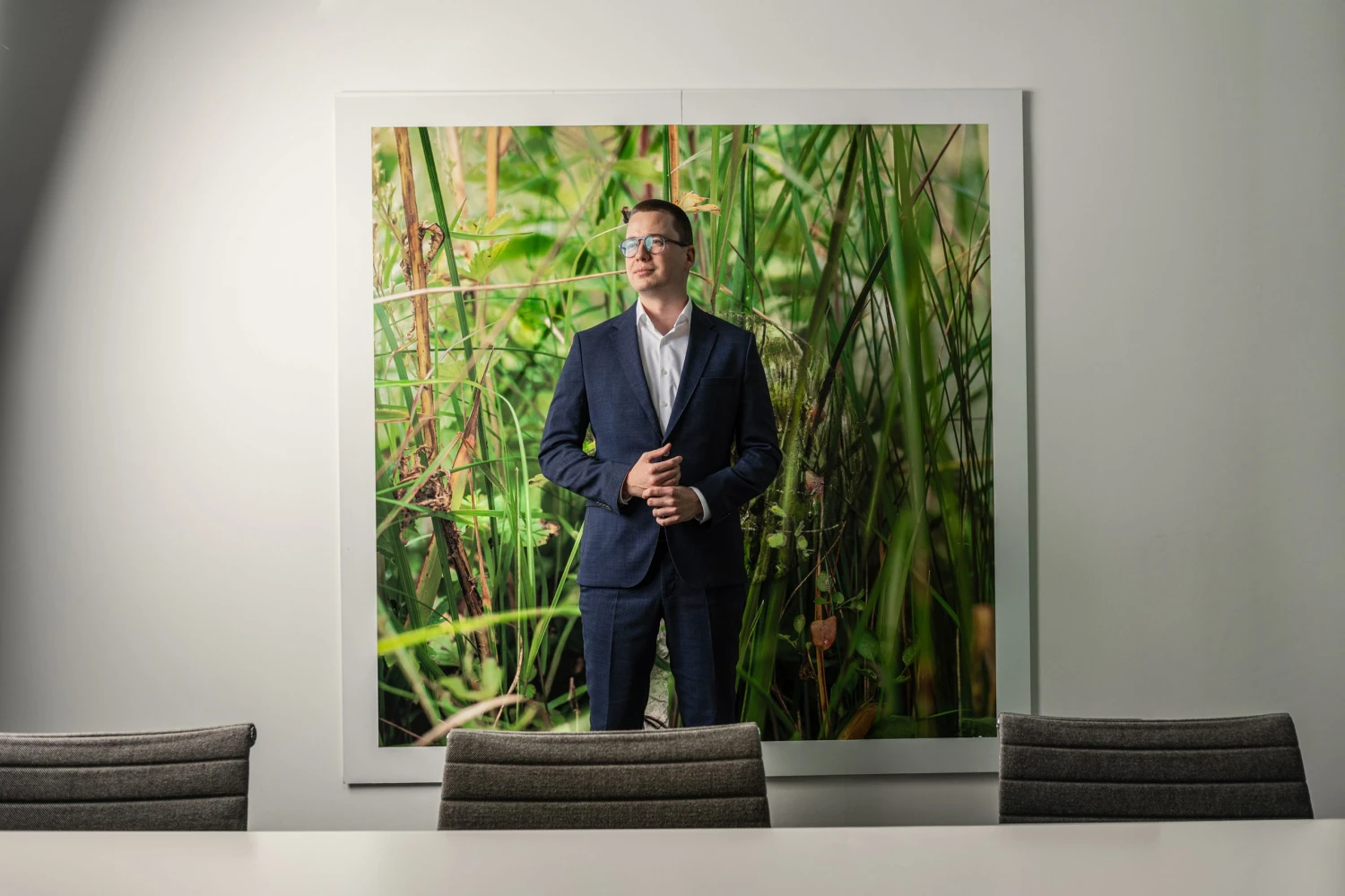 na snímke muž v interiéri