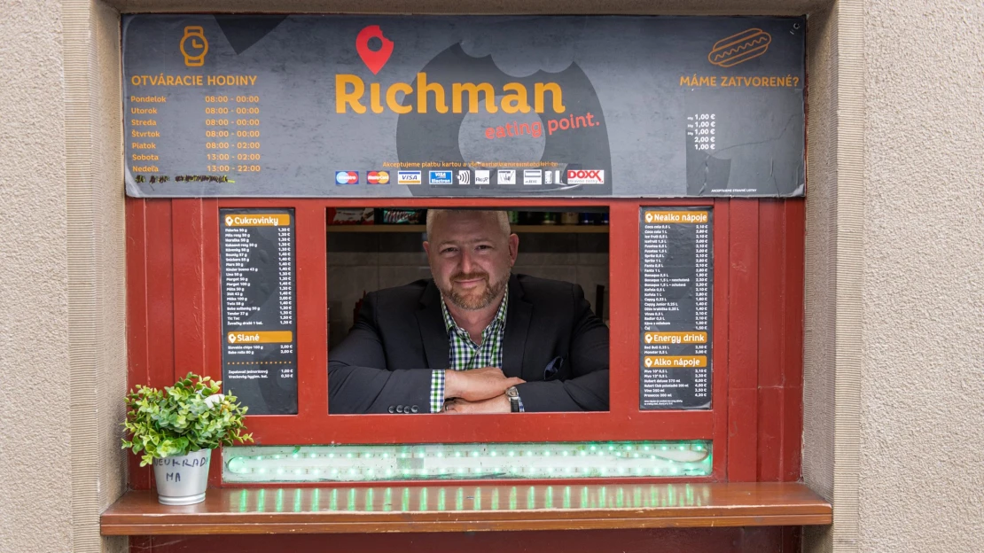 Legendárny Richman nemíňa peniaze na reklamu. K úspechu mu stačí majonéza s kapustou