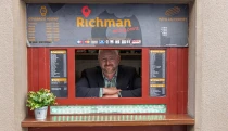 Legendárny Richman nemíňa peniaze na reklamu. K úspechu mu stačí majonéza s kapustou