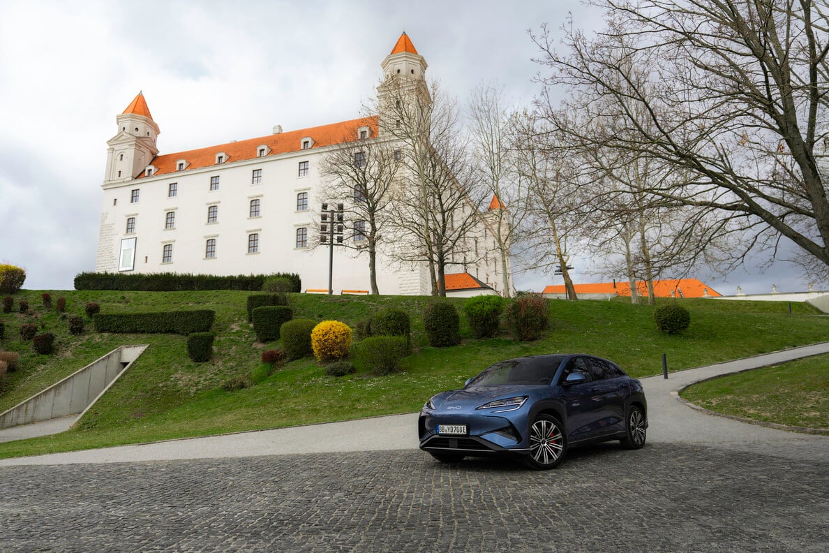 BYD vstupuje na náš trh aj cez futbalový šampionát EURO U21. Prvý showroom otvára už tento mesiac