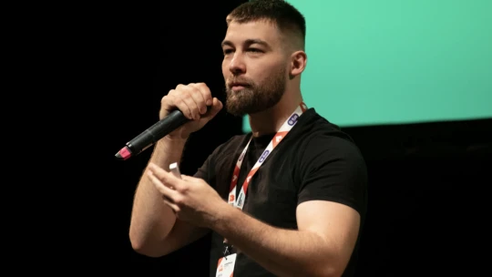 Guru predajov z Amazonu: Temu berie vietor z plachiet tým, čo len lepili logo na tovar