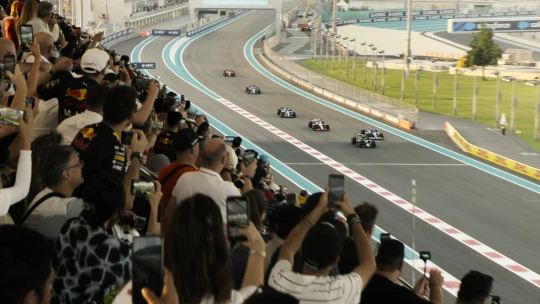 Hollywoodska hviezda Brad Pitt v úlohe pretekára. F1 FILM prichádza na plátna slovenských kín