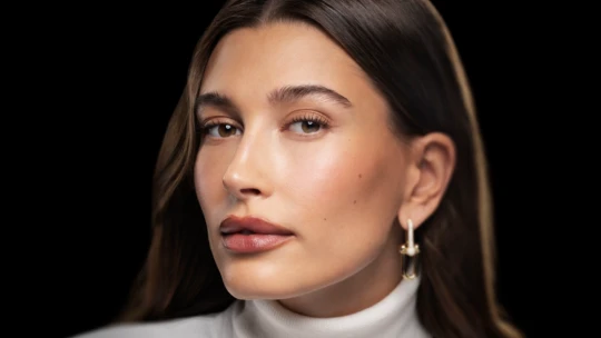 Hailey Bieber predala svoju kozmetickú firmu. Jedna z najväčších akvizícií má miliardovú hodnotu