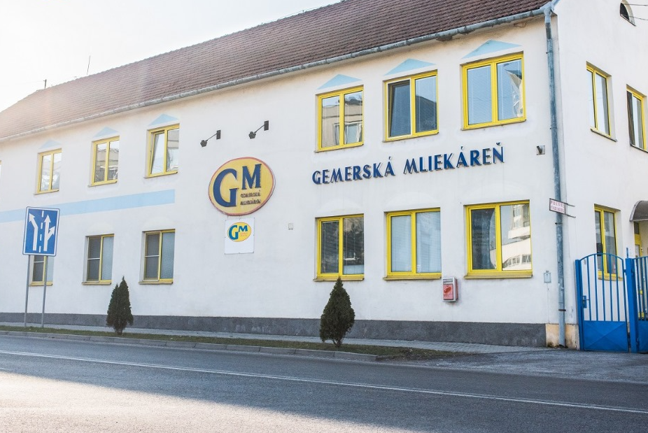 Gemerskú mliekareň kúpil podnikateľ z Líbye. Už mesiace neplatí, chovateľ dojníc ju poslal do konkurzu