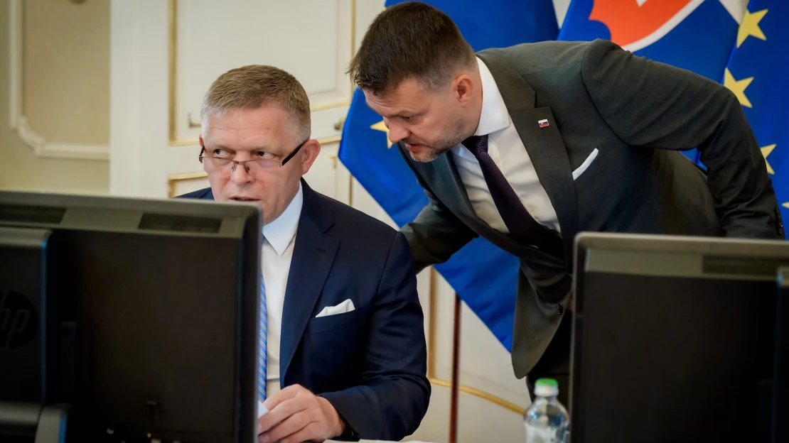 Vláda ušetrí o miliardu menej, ako plánovala. Bežná rodina i tak príde o 800 eur